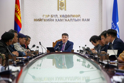 ТЭТГЭВЭР НЭМЭХИЙГ ШААРДСАН АХМАДУУДЫН ТӨЛӨӨЛЛИЙГ ХҮЛЭЭН АВЧ УУЛЗЛАА